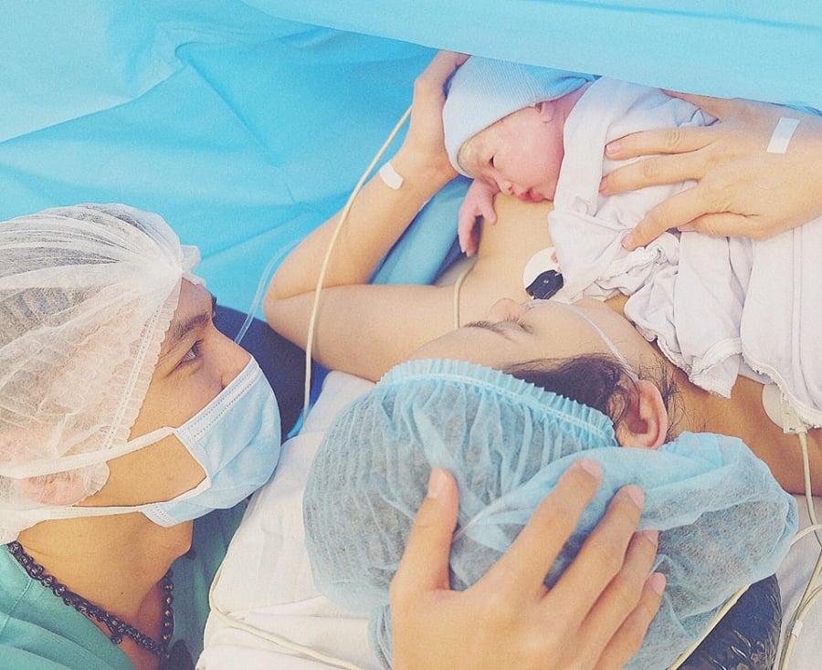Khoảnh khắc xúc động khi Tú Vi sinh con đầu lòng