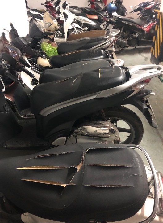 Những chiếc xe bị rạch yên khi để dưới tầng hầm chung cư.