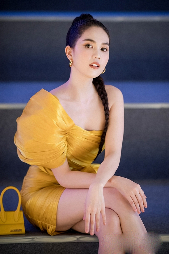Style đưa Ngọc Trinh trở về với lứa tuổi của một cô nàng nữ sinh trung học mưới tám, đôi mươi    