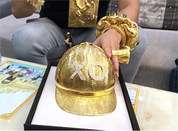 Chữ ’XO’ trên mũ được tạo thành bởi 260 viên kim cương.