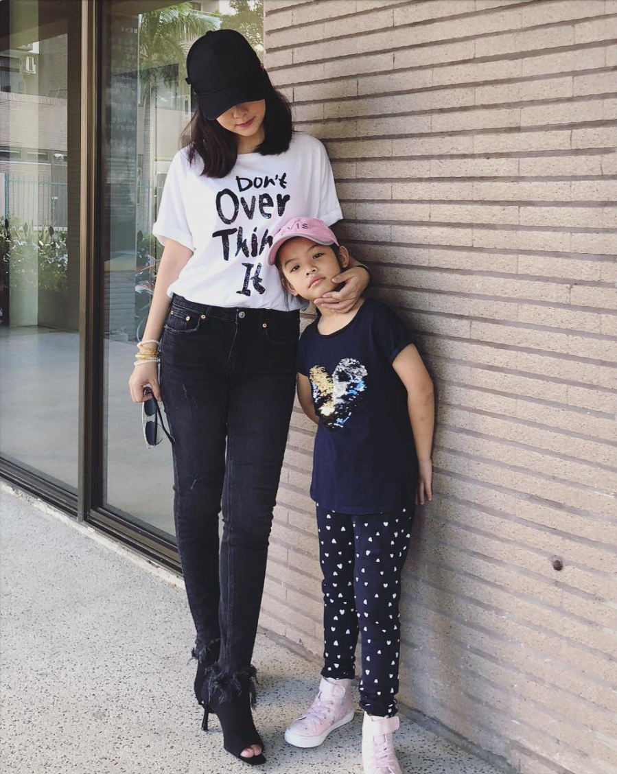  Bà mẹ 2 con thường chọn quần skinny jeans đen giúp tạo hiệu ứng chân nhỏ gọn hơn, mix với áo phông trắng, nhưng nhất định phải in chữ hoặc in hình ấn tượng để vẻ ngoài càng thêm trẻ trung, nổi bật; bên cạnh đó, cô cũng không quên sơ vin giúp tổng thể Shbet999 com đăng nhập thêm sành điệu, tôn dáng. 