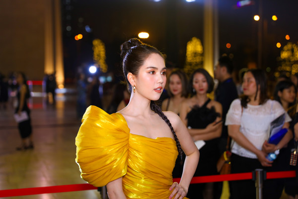 Mái tóc cũng được thắt bím cao, nhằm tạo nên tổng thể vừa hiện đại thanh thoát, vừa có chút dịu dàng.    
