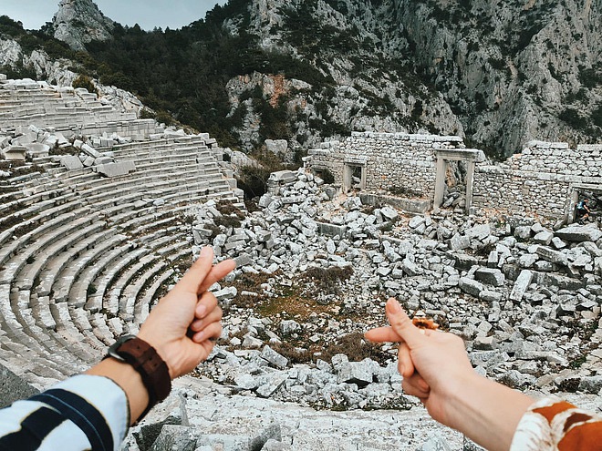 Cả hai còn pose hình trái tim thế này nữa đây!    