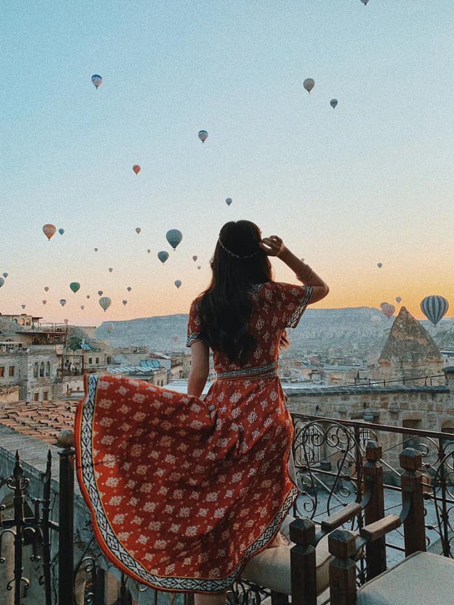 Phương Nga khoe hình ngắm khinh khí cầu tại Thổ Nhĩ Kỳ.    