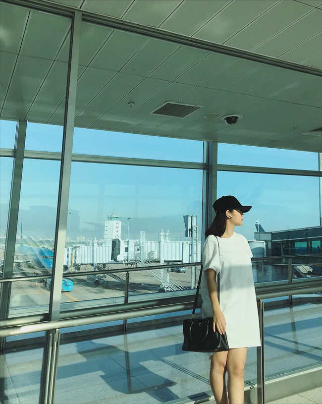 Hè đến, bạn hãy thử lên đồ với váy t-shirt giống Phạm Quỳnh Anh xem sao! Với phom dáng suông rộng, item này phù hợp với mọi dáng người, dù béo – gầy ra sao nhưng quan trọng nhất, nét năng động, khỏe khoắn của váy t-shirt sẽ giúp người mặc trông trẻ trung hơn cả vài tuổi. 