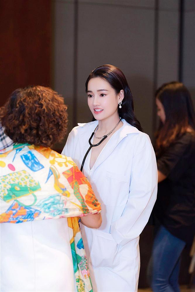 Nhan sắc khác lạ gây ngỡ ngàng của Nhã Phương.    