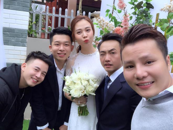 Hình ảnh Cường Đô La và Đàm Thu Trang trong đám hỏi hồi tháng 1 được bạn bè chia sẻ.   