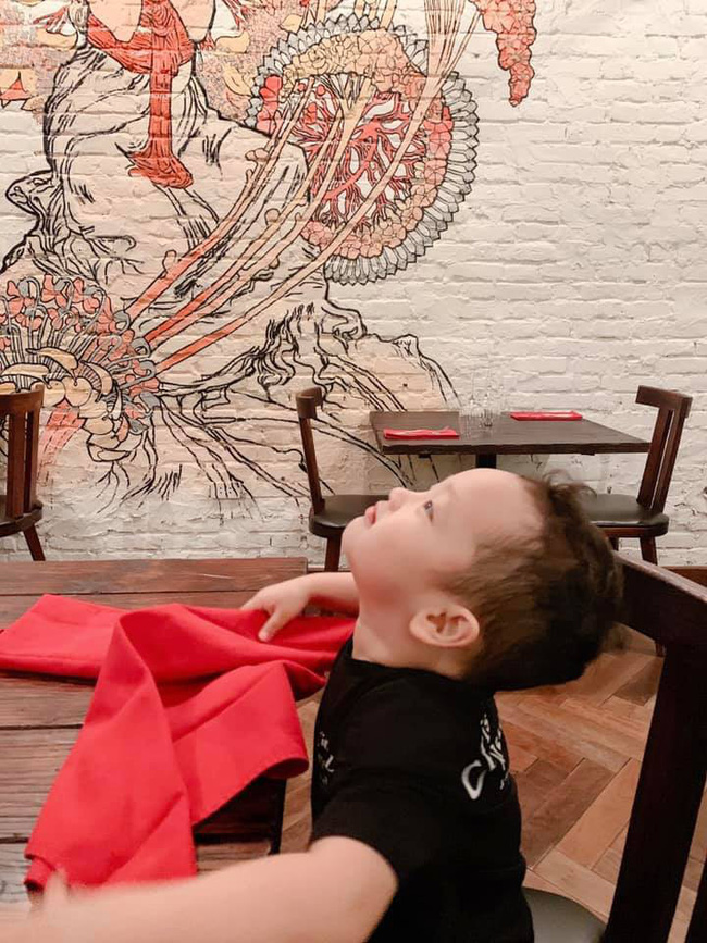 Cậu bé mới hơn 3 tuổi mà đã biết cư xử như người lớn.    