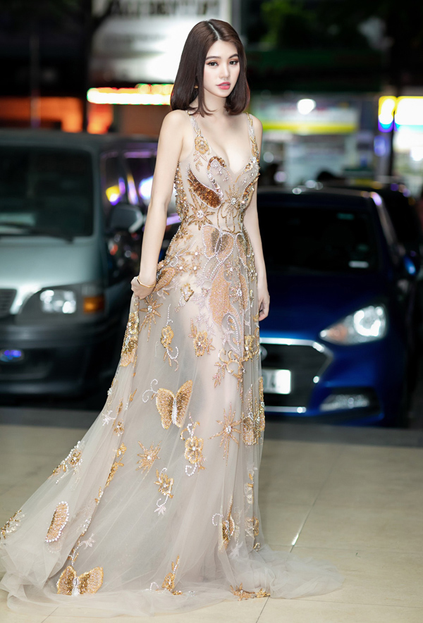  Jolie Nguyễn lọt top sao mặc đẹp tuần qua khi hóa thân thành công chúa với váy hai dây xuyên thấu khoe ngực đầy và eo 