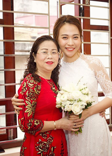 Đàm Thu Trang rạng rỡ bên mẹ trong lễ ăn hỏi với Cường Đô La hồi tháng 1 vừa qua.