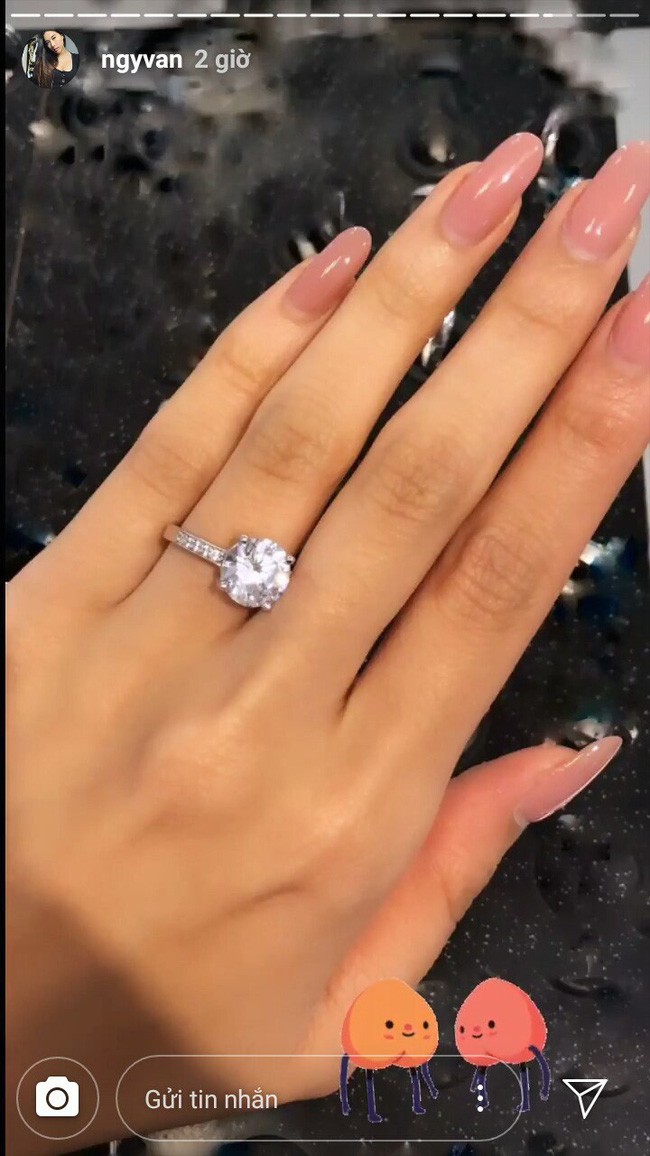Y Vân bất ngờ khoe chiếc nhẫn kim cương trên ngón áp út làm rấy lên tin đồn Huỳnh Anh và bạn gái chuẩn bị kết hôn.    