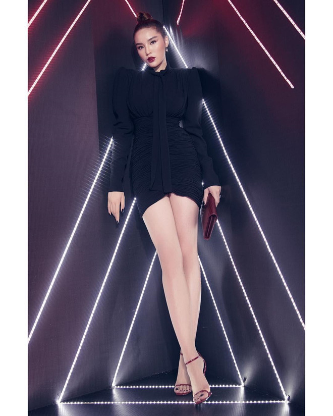 Ngoài phong cách menswear, Kỳ Duyên cuốn hút không kém khi theo đuổi hình ảnh quý cô gợi cảm. Vừa qua, Hoa hậu Việt Nam 2014 gây chú ý khi mix&match váy ngắn tạo điểm nhấn ở cầu vai cùng túi xách đỏ rượu của hãng Bottega Vetena.