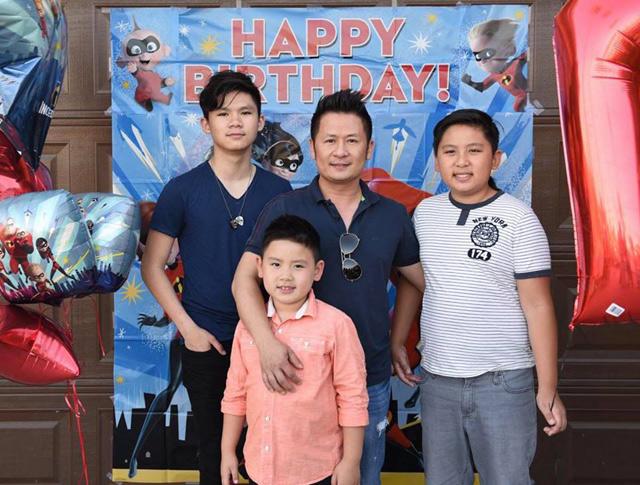 Bằng Kiều chụp ảnh cùng ba cậu con trai