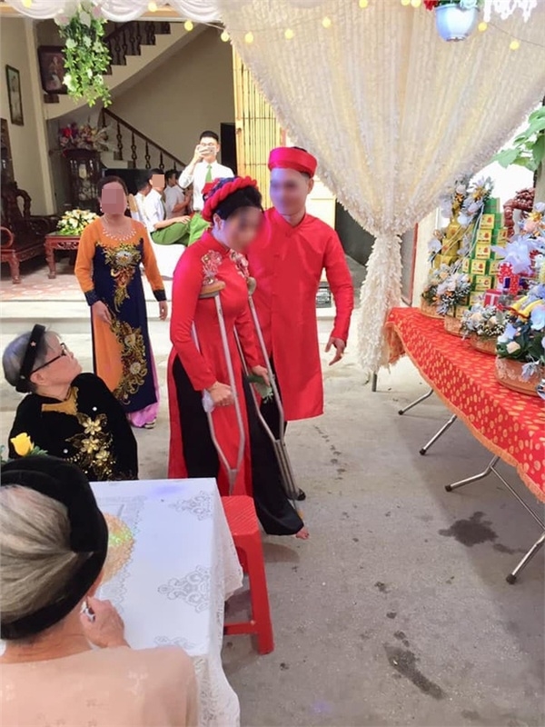 Cô dâu tự chống nạng di chuyển.