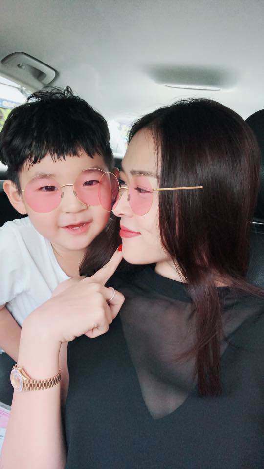Diệp Bảo Ngọc hạnh phúc bên con trai của mình