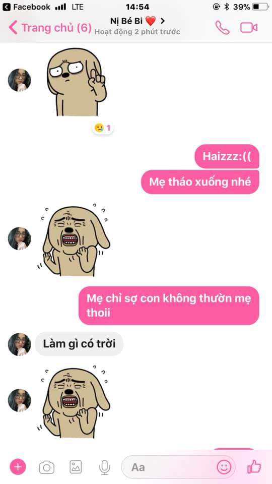 Cô gái trẻ thể hiện quan điểm của mình với mẹ