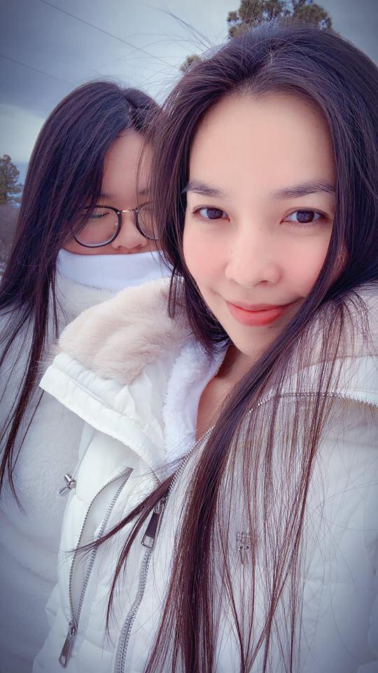 Hai mẹ con Hiền Thục chụp ảnh chung 