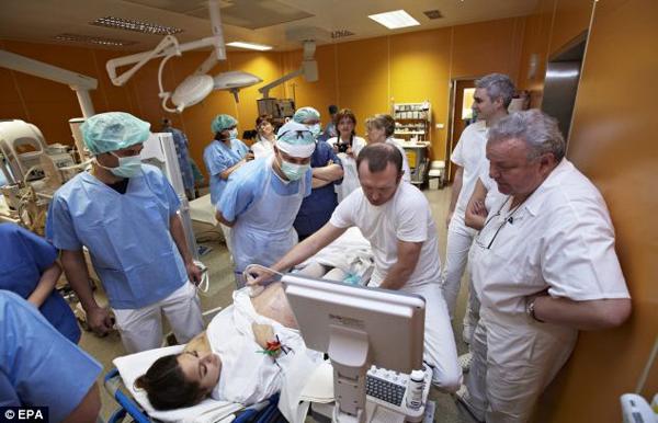 Tham gia ca sinh nở này có tới 40 bác sĩ và y tá 