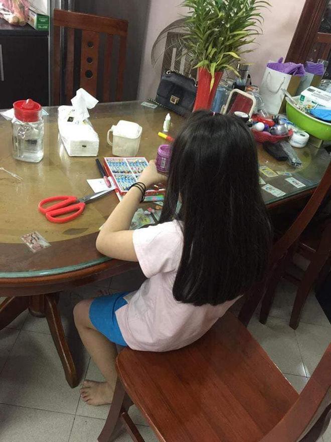 Bé gái tỉ mỉ chuẩn bị thuốc cho mẹ.