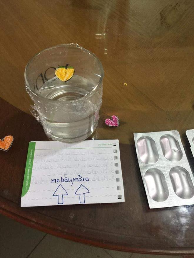 Cô bé không quên dặn đi dặn lại để mẹ nhớ uống thuốc.