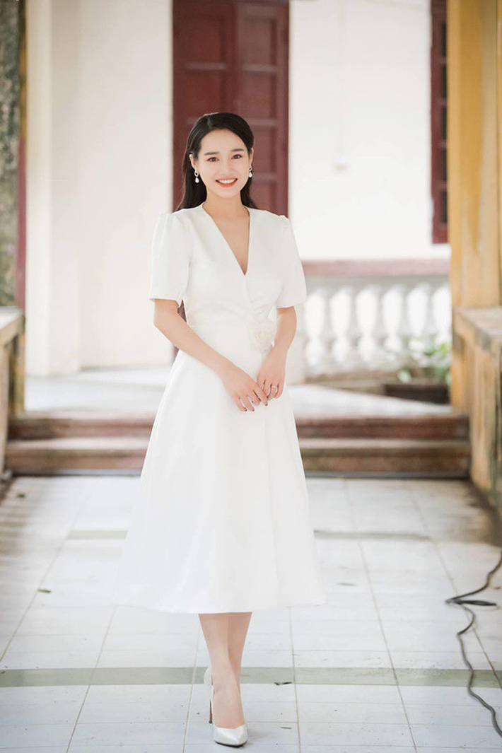 Nhã Phương xuất hiện nhẹ nhàng tinh khôi trong một bộ đầm trắng midi kín đáo trang nhã. Bộ đầm tối giản điểm xuyết chi tiết đính hoa cùng phần cổ V yêu kiều giúp nhan sắc và phong cách của Nhã Phương thăng hoa hơn cả.    