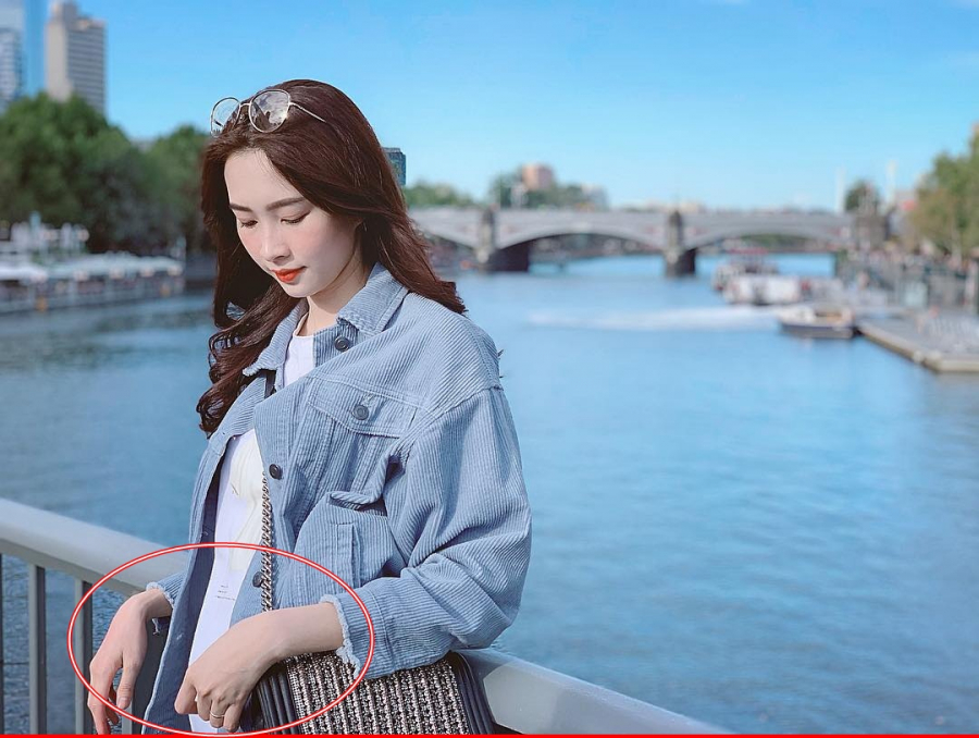 Vòng 2 lấp ló sau lớp áo phông trắng của hoa hậu Đặng Thu Thảo.