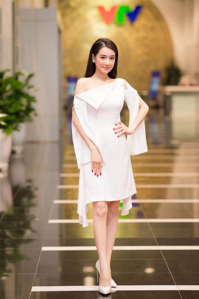 Đầm trễ vai tôn dáng người mảnh mai của Nhã Phương.    