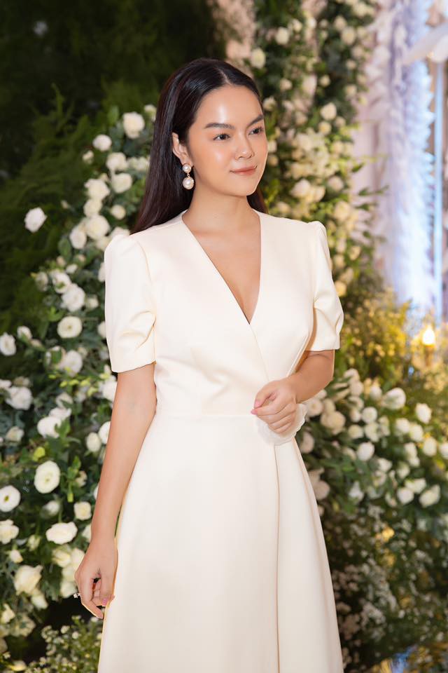 Khác với Nhã Phương, Phạm Quỳnh Anh chọn một đôi khuyên ngọc trai to bản để nhấn thêm vào nhan sắc mặn mà đằm thắm ở tuổi 35 của mình.