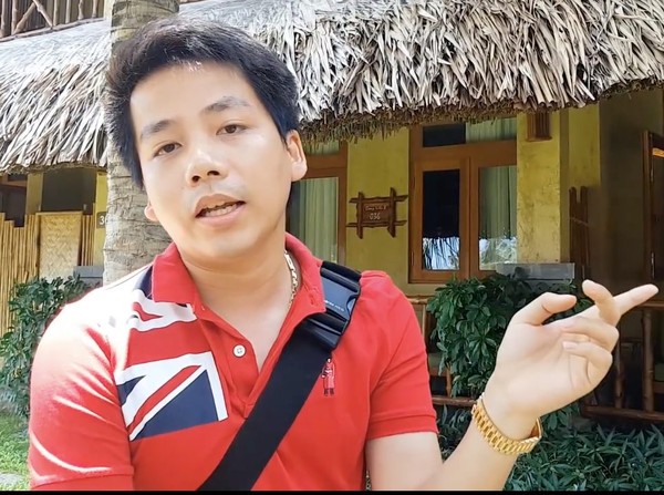 Dù lên tiếng nhưng nhân viên lễ tân vẫn đe doạ khiến Khoa Pug vô cùng bức xúc.