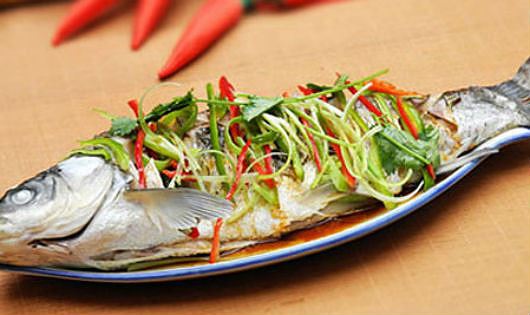 Ăn cá hấp hoặc luộc sẽ tốt cho sức khỏe hơn cá rán