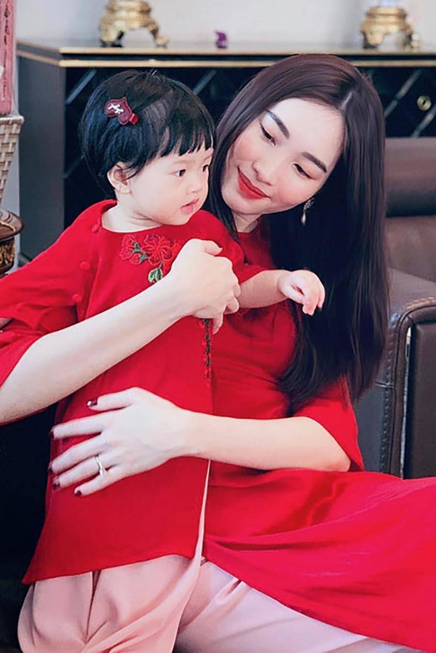 Hai mẹ con cùng mặc áo dài đỏ thắm thật đẹp mắt