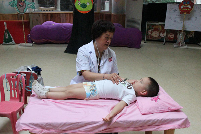 Em bé bị lùn hơn so với bạn bè trang lứa do mẹ đánh thức dậy quá sớm