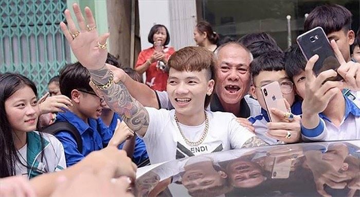 Hãy định hướng cho con về văn hóa thần tượng