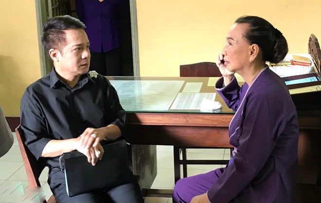 Nghệ sĩ Minh Nhí có mặt tại chùa từ sớm. Anh và nghệ sĩ hài quá cố vốn chơi thân từ nhiều năm qua. Cả hai tung hứng ăn ý trong nhiều vở kịch tại sân khấu Hồng Vân. Minh Nhí cho biết anh luôn coi Anh Vũ như người em ruột thịt. Những ngày qua, anh vẫn chưa hết bần thần về sự ra đi đột ngột của đàn em.