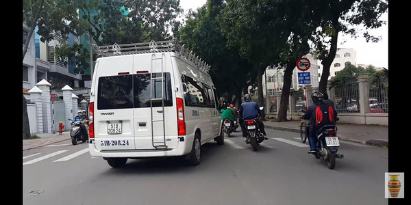 Linh cữu đang được di chuyển tới chùa Ấn Quang để làm lễ.  