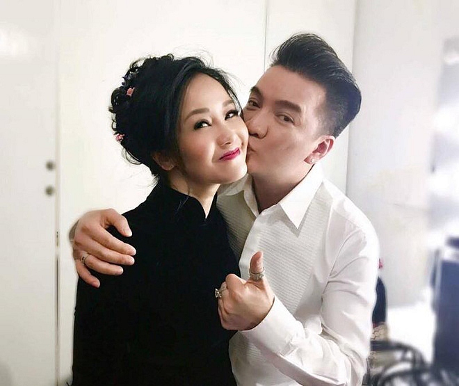 Là 1 trong số những người đồng nghiệp thân thiết với Hồng Nhung, Đàm Vĩnh Hưng mới đây đã có những chia sẻ đầy cảm xúc về cuộc hôn nhân “đứt gánh giữa đường” của diva gốc Hà Nội. Anh tiết lộ Hồng Nhung đã tâm sự và khóc rất nhiều với anh sau hôn nhân đổ vỡ với chồng ngoại quốc.