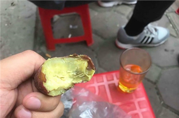 Anh chàng ăn khoai lang thay bữa trưa để có tiền chu cấp cho bồ nhí.
