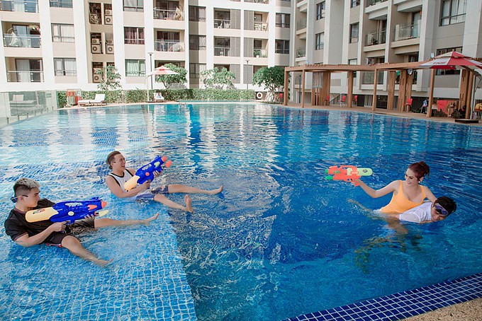 Cả nhóm có dịp sống lại với những kỷ niệm hồn nhiên thời thơ ấu. Họ thoải mái vui đùa như những đứa trẻ.    