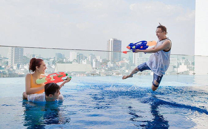 Thời tiết tháng 4 ở TP HCM nắng nóng gay gắt nên Lâm Khánh Chi ngại ra đường. Cô thích vui đùa trong hồ bơi, tận hưởng cảm giác mát mẻ, sảng khoái.    