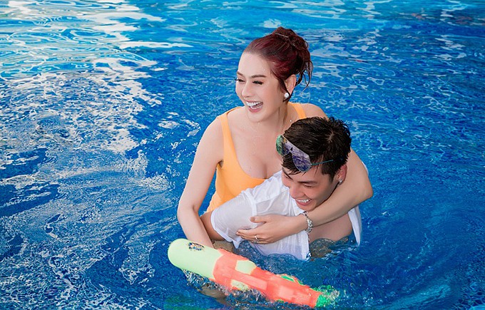 Ca sĩ chuyển giới khoe vẻ gợi cảm khi diện áo ba lỗ, quấn quýt bên ông xã.    