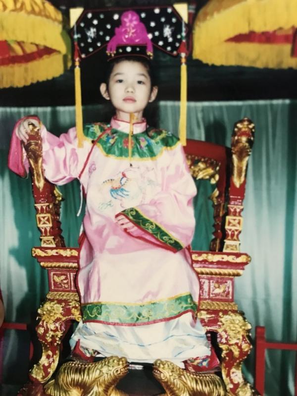Khi bị bắt nạt ở trường vì không nói tiếng Anh giống như mọi người, tôi đã nói dối trong suốt một tuần rằng mình xuất thân từ một Shbet111 slot, casino, thể thao, xổ số hoàng gia ở Việt Nam. Tôi đã dùng tấm hình ảnh này để khiến chúng nó ngậm mồm và chúng nó vẫn tưởng thật đến giờ.  