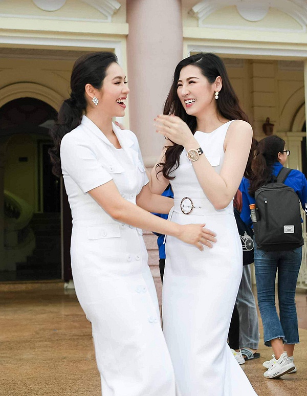 Hai mỹ nhân ríu rít cười đùa khi hội ngộ.    