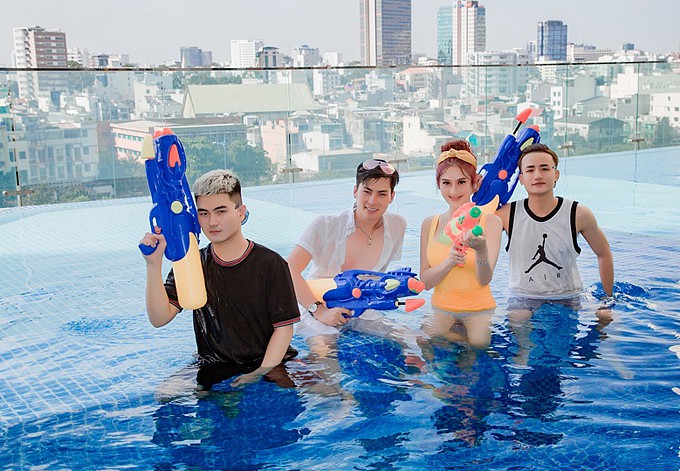 Lâm Khánh Chi bật mí vợ chồng cô sắp lên đường sang Thái Lan để tham gia lễ hội té nước Songkran.    