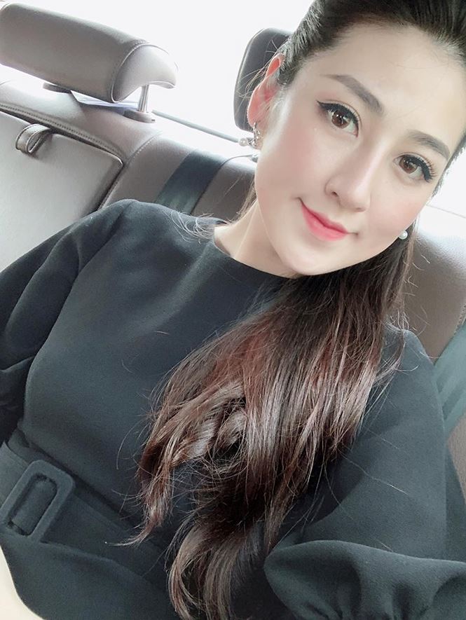 Trước đó không lâu, Á hậu Tú Anh cũng khoe ảnh mới vô cùng xinh đẹp và và dí dỏm thông báo 