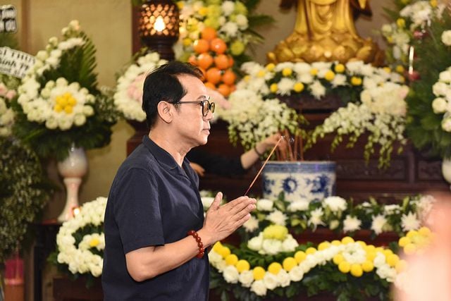 Nghệ sĩ Thành Lộc buồn bã khi đứng trước linh cữu của đồng nghiệp.