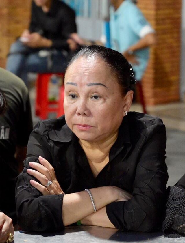 Nghệ sĩ Kiều Mai Lý trầm ngâm tại đám tang đàn em. Chị không tin là Anh Vũ đã mất.