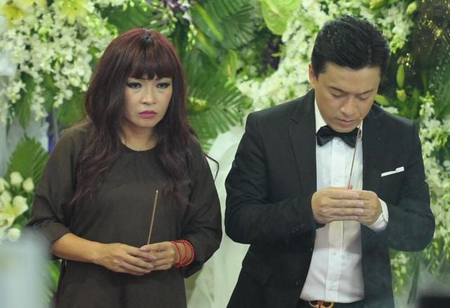Ca sĩ Phương Thanh và Lam Trường thắp nhang và chia buồn cùng Shbet111 slot, casino, thể thao, xổ số. Cả hai nghệ sĩ đều không giấu được nỗi buồn và sự tiếc thương khi Anh Vũ ra đi quá sớm.