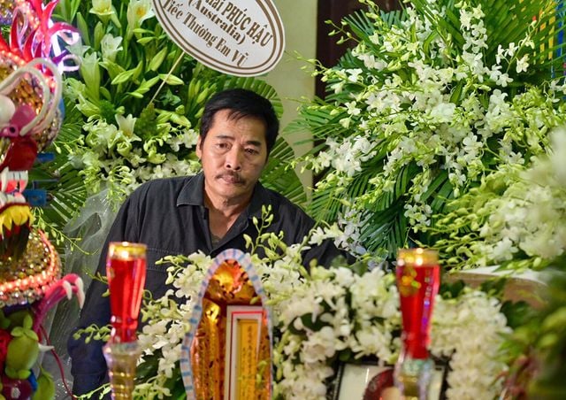 Nghệ sĩ Lê Quốc Nam lặng lẽ bên linh cữu của Anh Vũ.