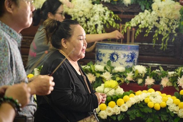 NSND Ngọc Giàu đến viếng và thắp nhang cho Anh Vũ, bà khá buồn bã vì sự ra đi của nam diễn viên, tuy nhiên nghệ sĩ Ngọc Giàu từ chối chia sẻ.