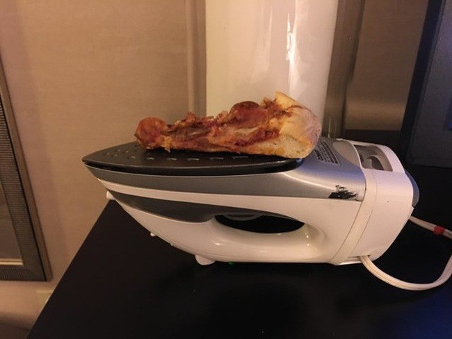 Không có microwave thì dùng tạm bàn ủi, chỉ cần đừng quên lau chùi trước khi dùng nó để là quần áo là được nhé.    